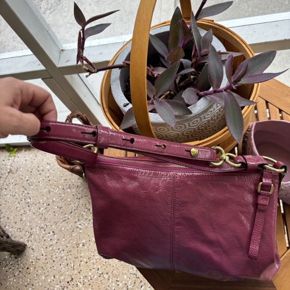 Purple patent leather coach shoulder bag with adjustable strap - Picture 4 of 13